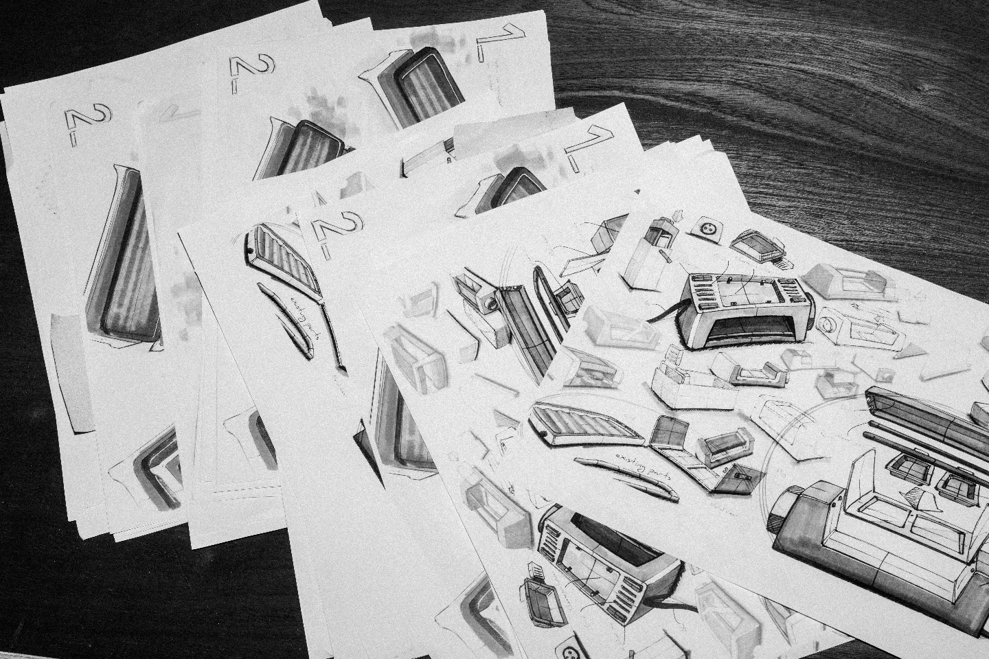 Documents et croquis de conception de l’accessoire, présentés sur une table