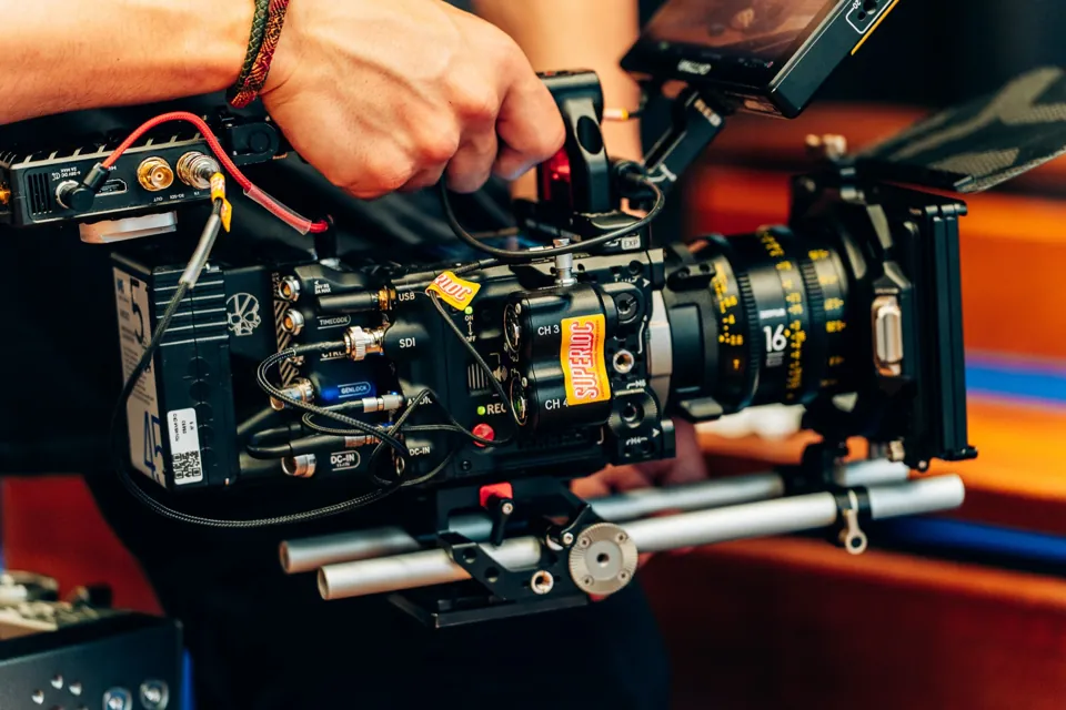 Caméra cinéma équipée et préparée pour une prise de vue