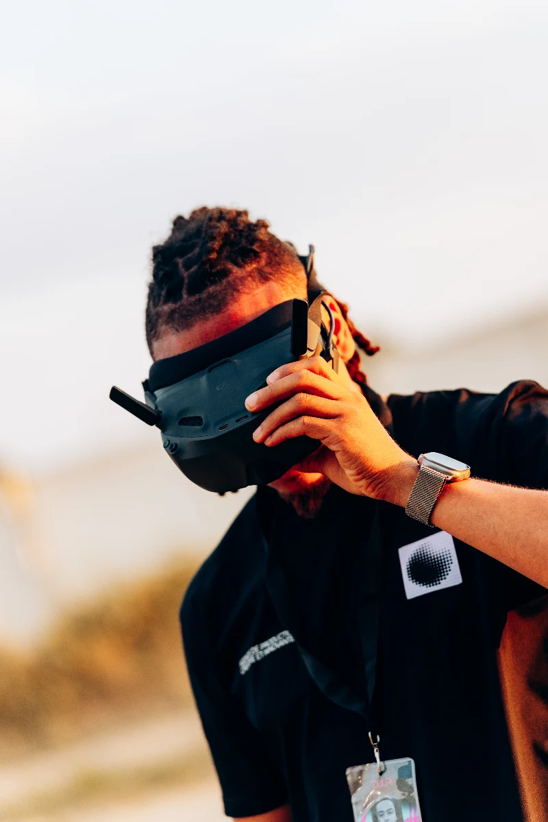 Pilote de drone équipé d’un casque FPV