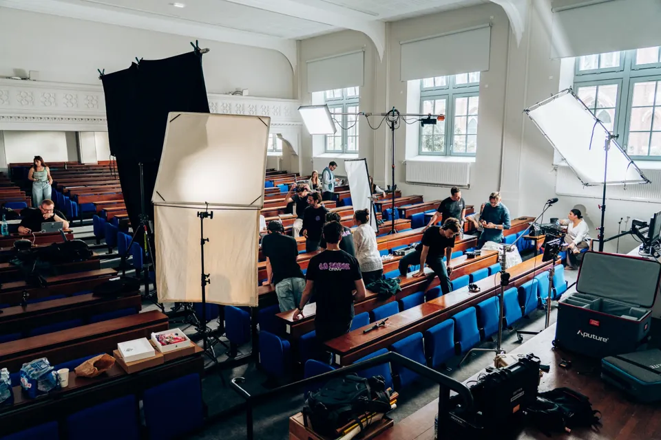 Décor de plateau installé en amphithéâtre pour un tournage