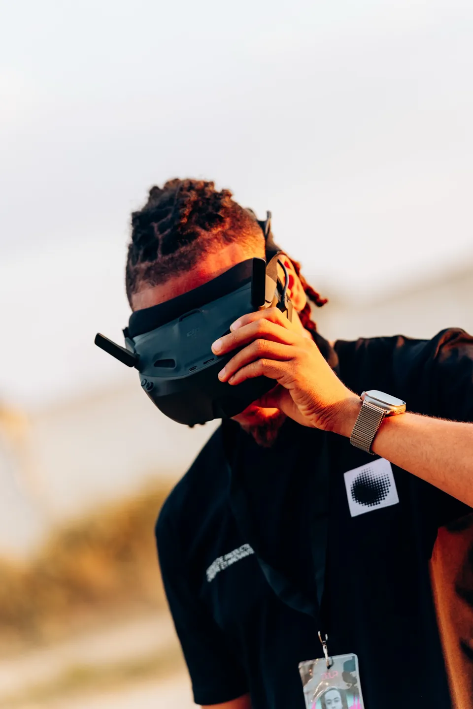 Pilote FPV équipé de son masque, lumière de fin de journée