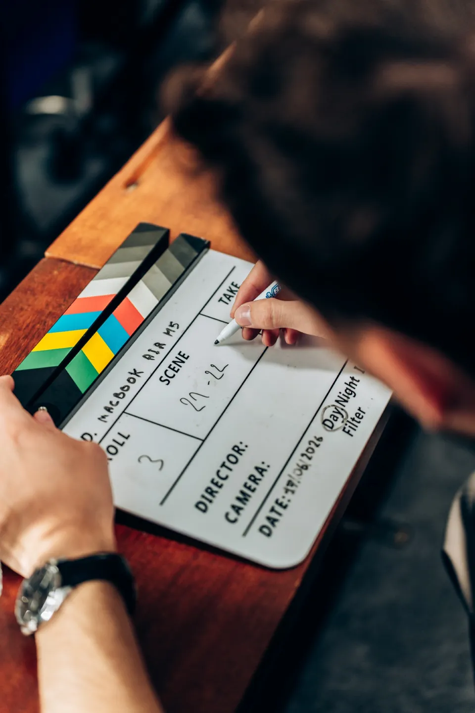 Marquage de la claquette avant une prise sur un tournage publicitaire